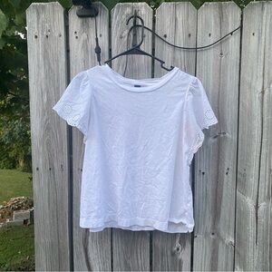 Old Navy Classic White V-Neck Tee with Ruffled Sleeves L - GUC